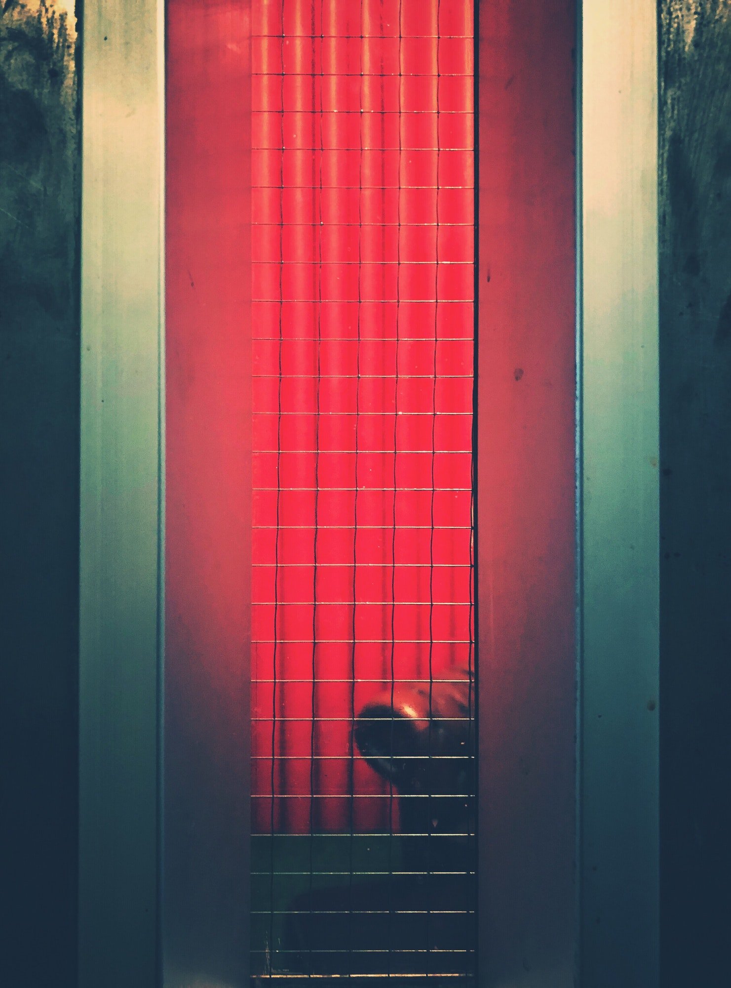 Fondo de vidrio rojo translucido
